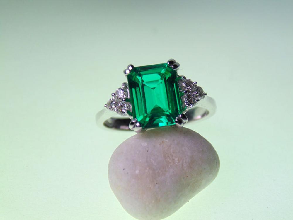 Anello con smeraldo e brillanti
